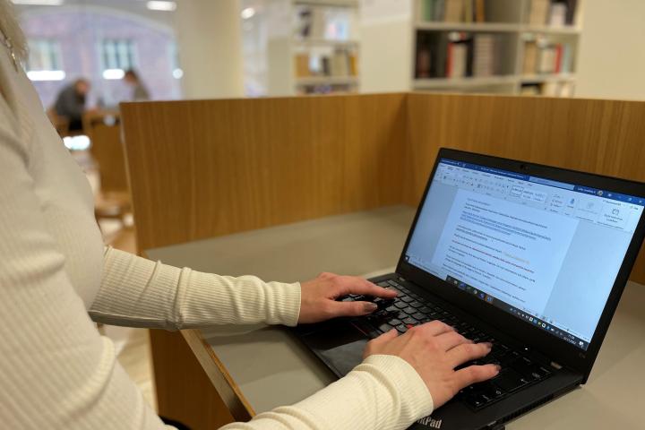 Opiskelija työskentelee kannettavalla tietokoneella.