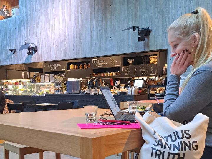 En student arbetar på en barbär dator.