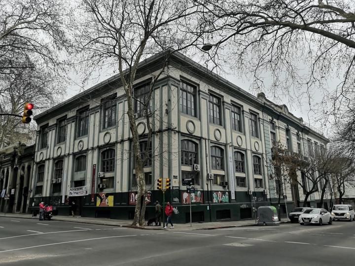 vanha kaunis kaksikerroksinen kivirakennus.