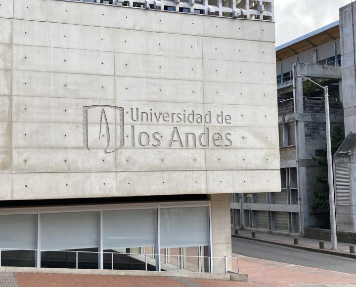 Building with a text Universidad de los Andes on the wall.