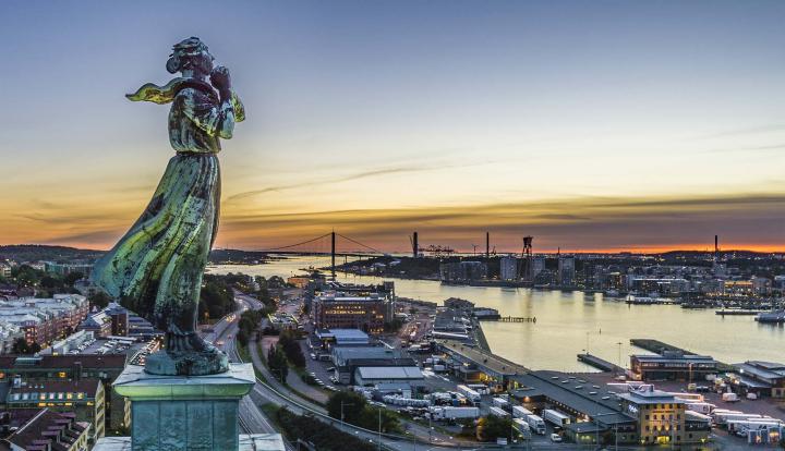 Statue and a city line view in sunset