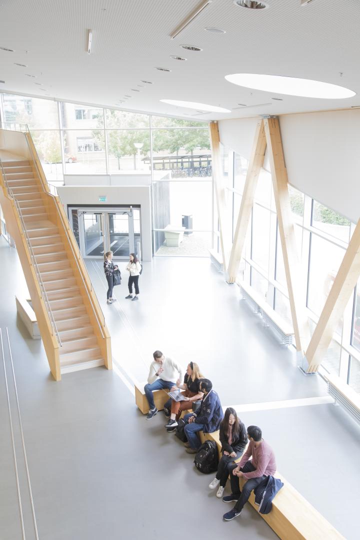Students sitting in the aula of the Linnaeus university